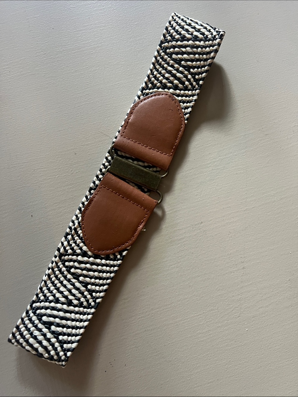 Women’s Woven Black & White Elastic Belt with Brown Faux Leather Accents